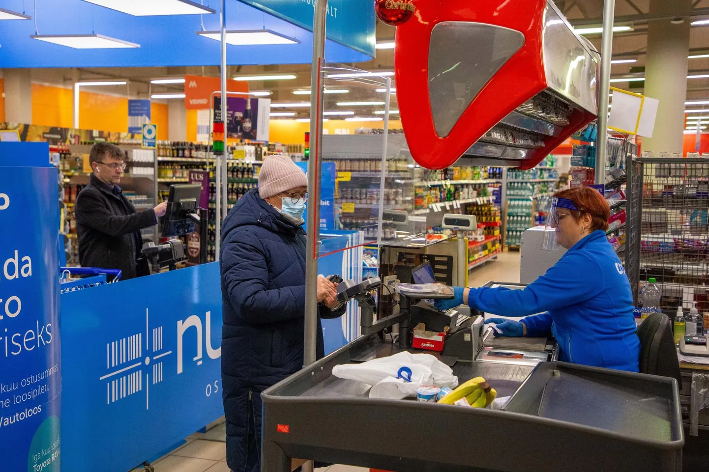 Paide Maksimarketi müüjad on maskide ja visiiride kandmisega näidanud kogu aeg head eeskuju. See on aidanud kaupluses ära hoida ka suuremad haigestumislained.
