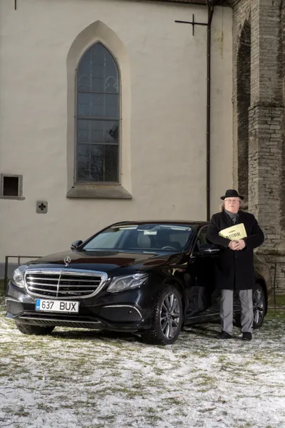 Andres Uibo, Buxdehude noodid ja Mercedes, millel autonumbril BUX (Buxdehu­de), Niguliste kiriku ees, mis on ligi 40 aastat Andres Uibo põhiline töökoht.