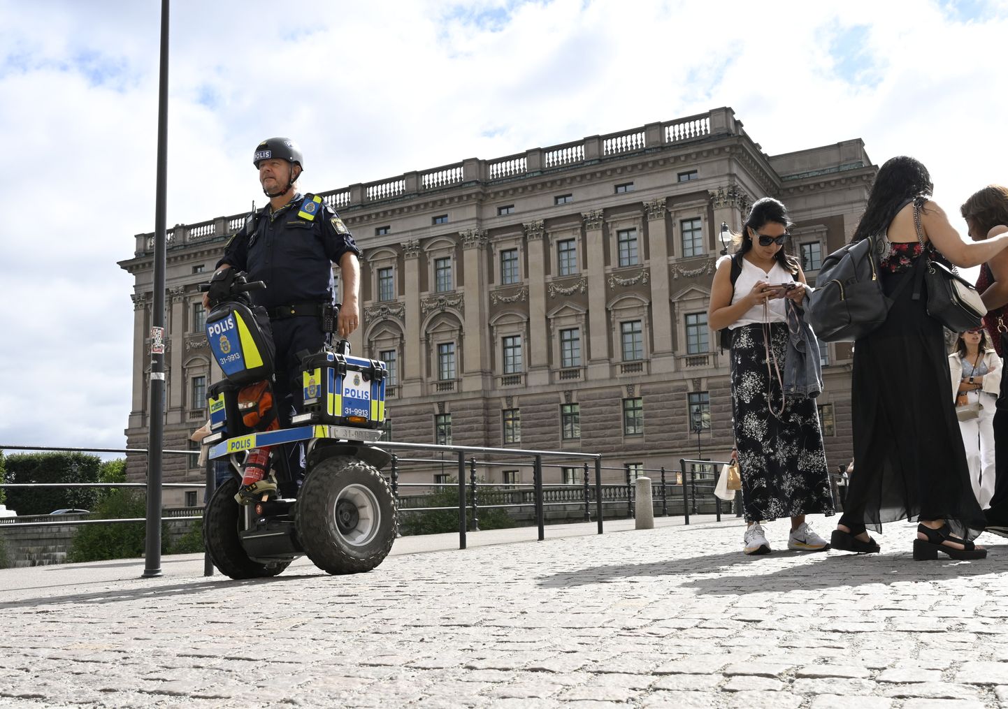 Terroriohu taseme tõstmine tõi Stockholmis parlamendihoone juurde lisa politseipatrullid, 17. august 2023