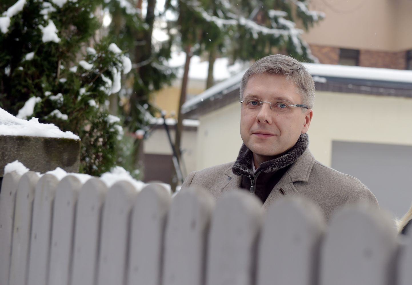 Rīgas domes priekšsēdētājs Nils Ušakovs pie savas mājas Mežaparkā.