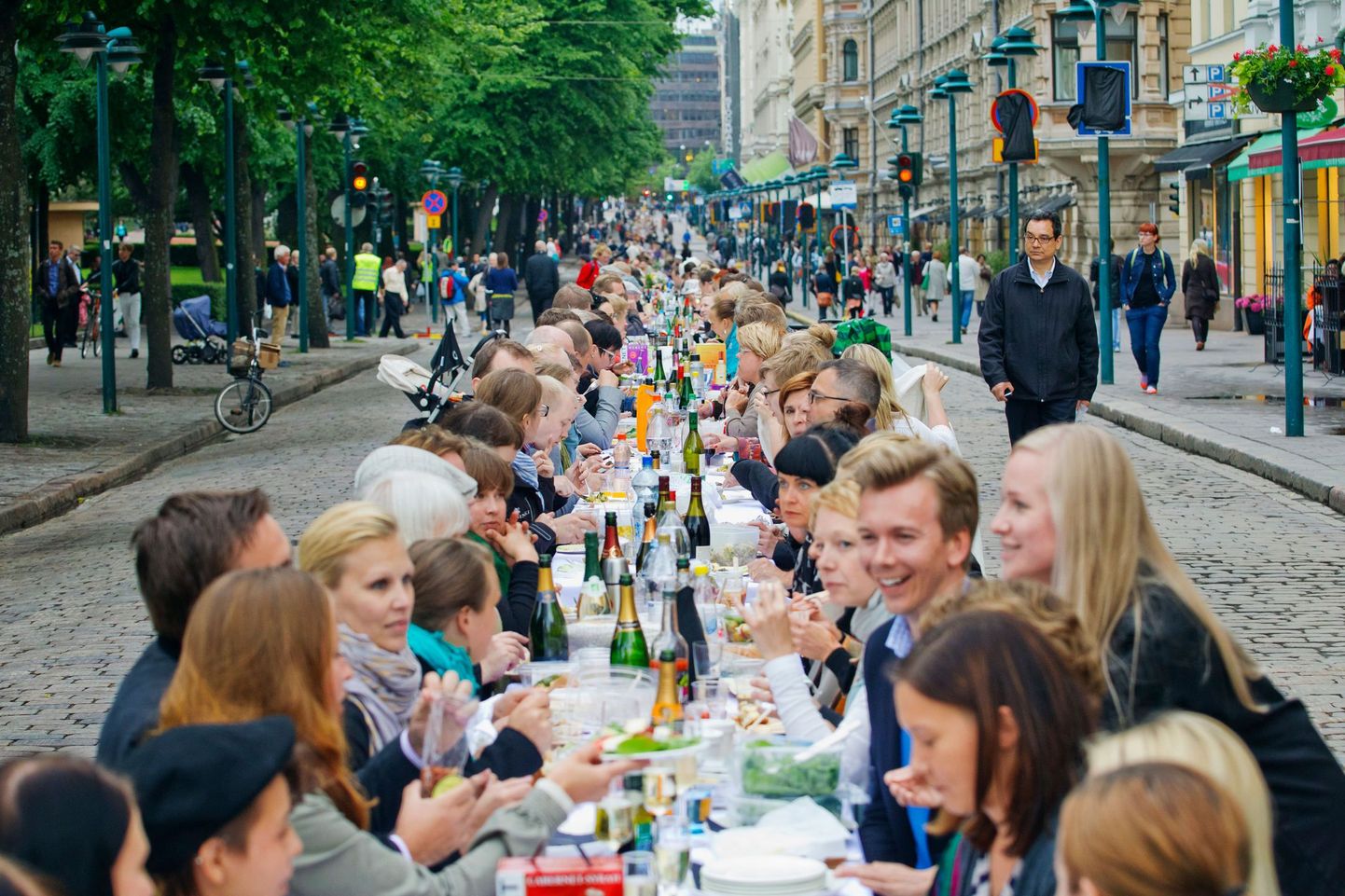 Rahvapidu "100 päeva Soome sajani" Helsingi kesklinnas Esplanadil 26. augustil 2017
