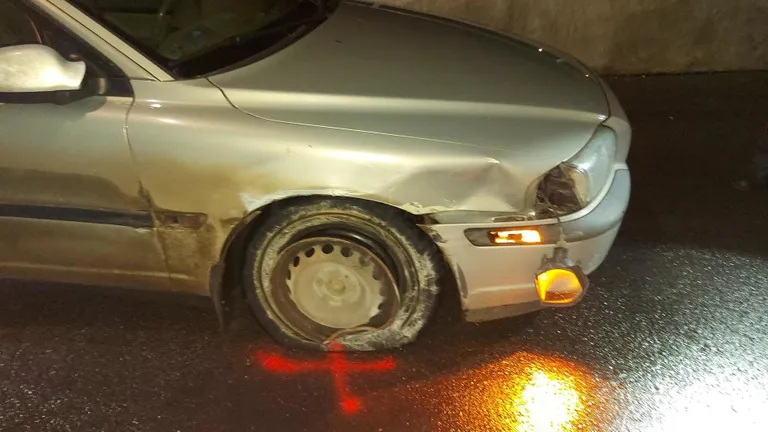 Sindis sõitis vastu vastu silla piiret sõiduauto Volvo, sulgedes tee.