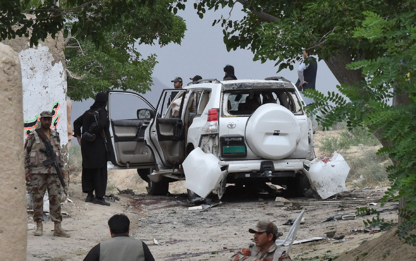 Plahvatuse eest Mastungi piirkonnas võttis vastutuse Islamiriik.


A "huge" explosion in Pakistan's restive southwestern Balochistan province that apparently targeted a top senator's convoy killed at least 17 people and wounded many others, officials told AFP. / AFP PHOTO / BANARAS KHAN