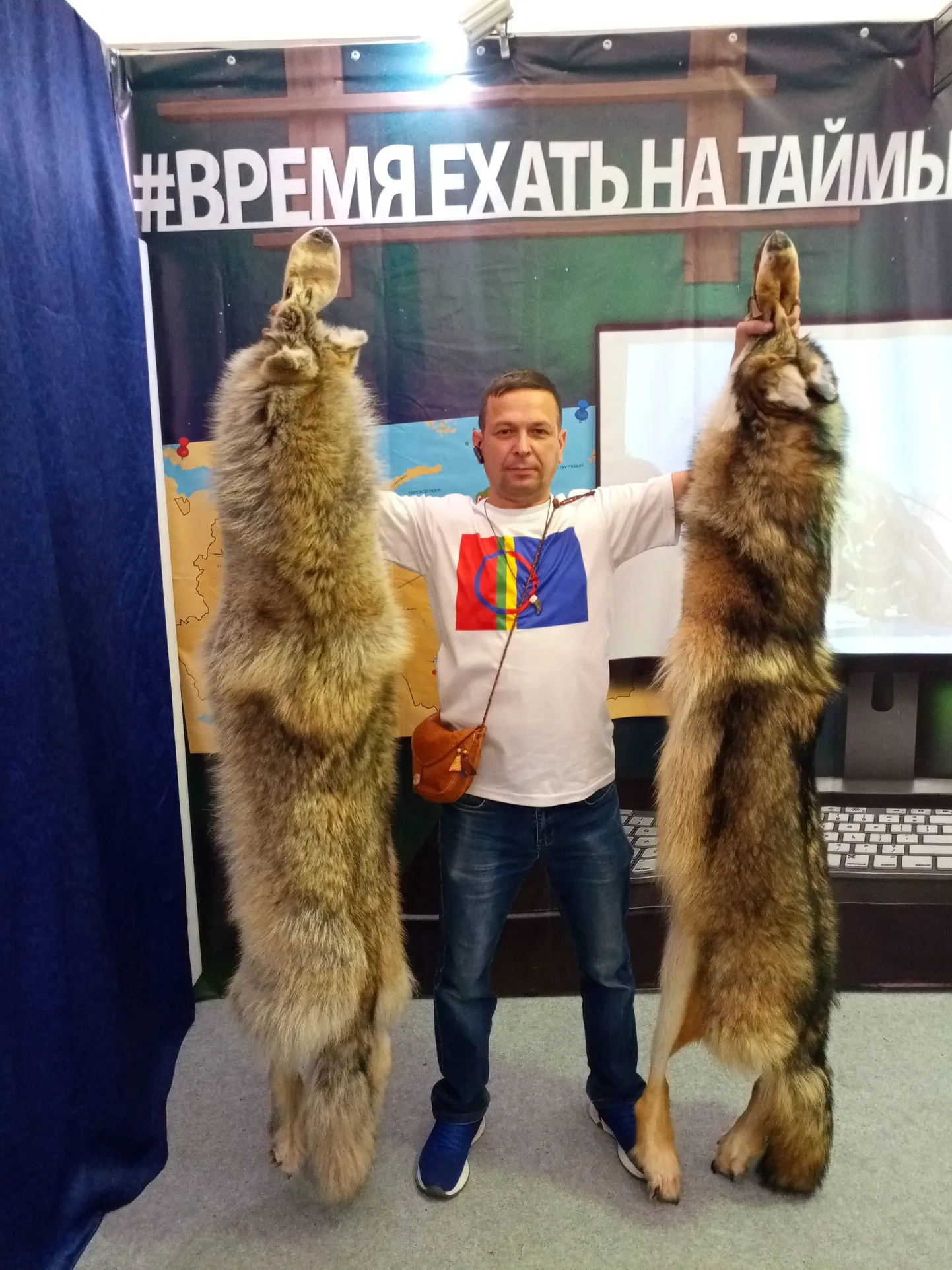 На футболке – флаг саамов, в руках – продукты традиционного промысла.