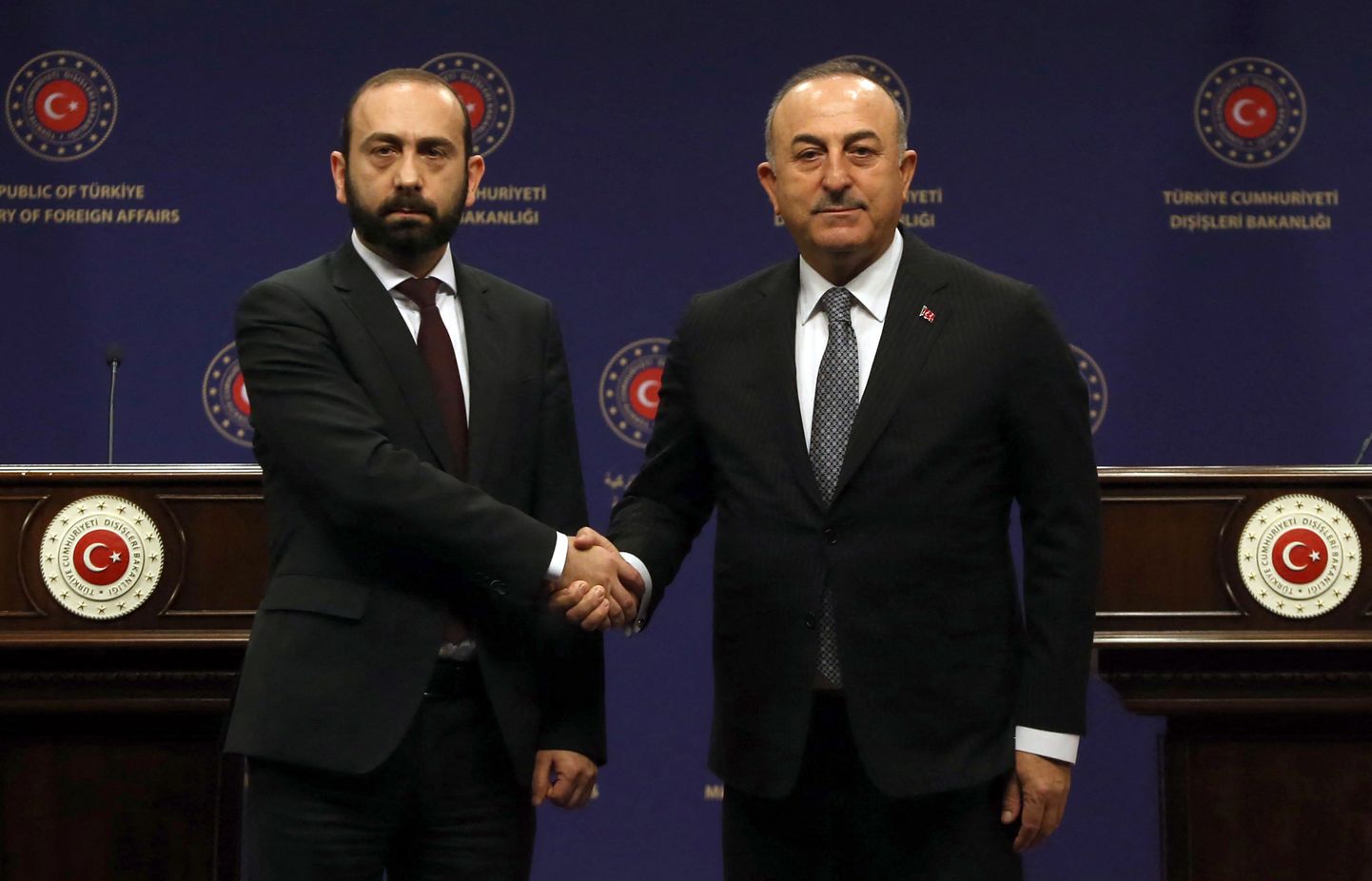 Armeenia välisminister Ararat Mirzoyan ja Türgi välisminister Mevlut Çavuşoğlu kätt surumas pärast ühist pressikonverentsi Ankaras.