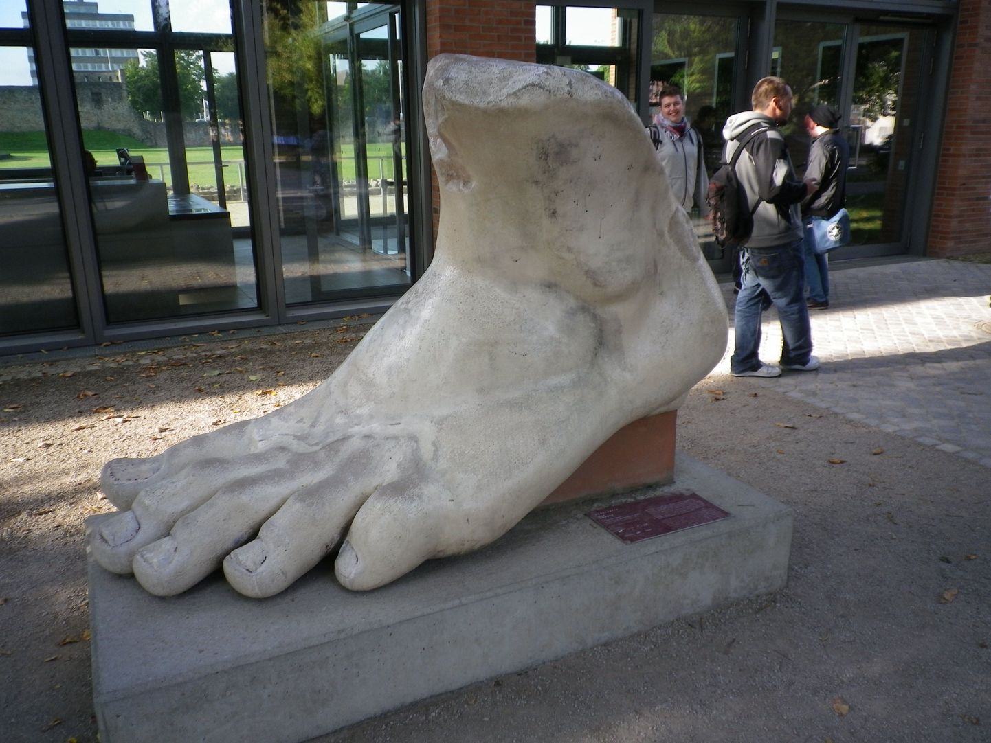 Судя по этой колоссальной ноге, римляне страдали от гигантомании никак не меньше Зураба Церетели.