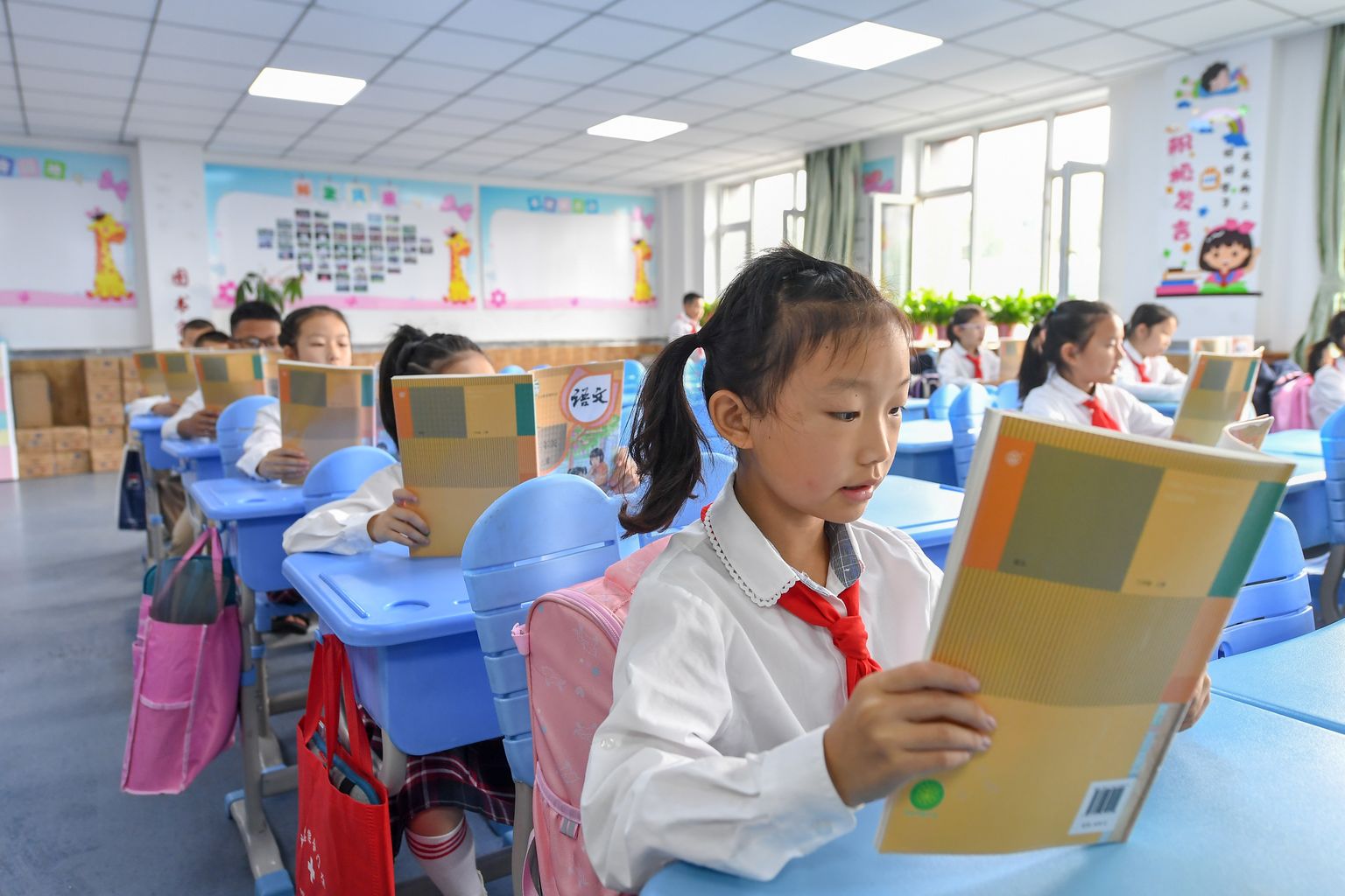 Algkoolilapsed sel nädalal Hiina Jilini provintsi pealinnas Changchunis. Nüüdsest kuulub nende õppekavva ka president Xi Jinpingi ideoloogia.