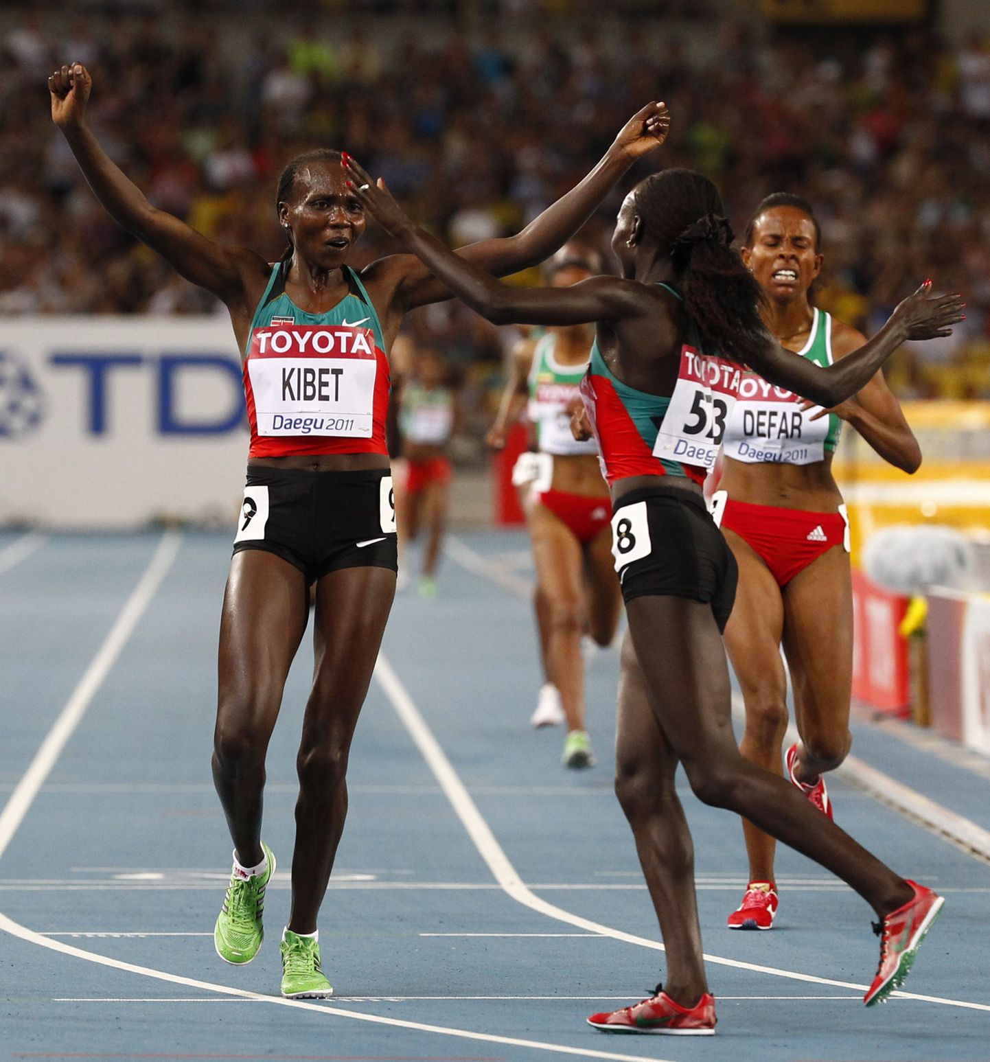 Vivian Jepkemoi Cheruiyot (paremal) ja Sylvia Jebiwott Kibet said 5000 m jooksus kaksikvõidu.