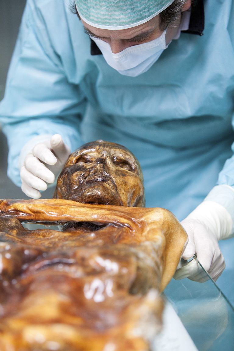 Lõuna-Tirooli arheoloogiamuuseumi teadlane uurimas Ötzit