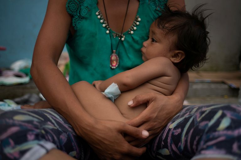 Aastane Hondurase tüdruk Estephanie magamas oma ema süles Huixtlas teekonnal USA piiri poole.
