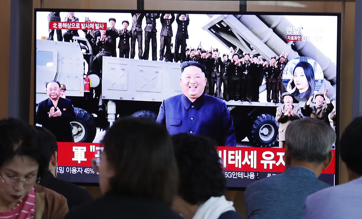 Lõunakorealased Souli raudteejaamas kuulamas uudist põhjanaabrite raketikatsetusest.