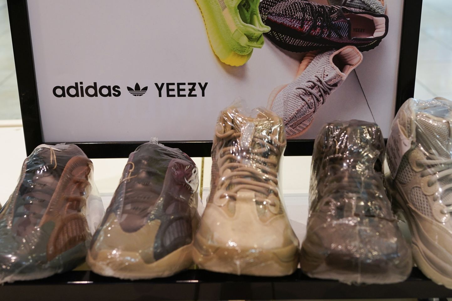 Yeezy kaubamärgi jalatsid müügil Adidase poes oktoobris 2022 USAs New Jerseys Paramuses