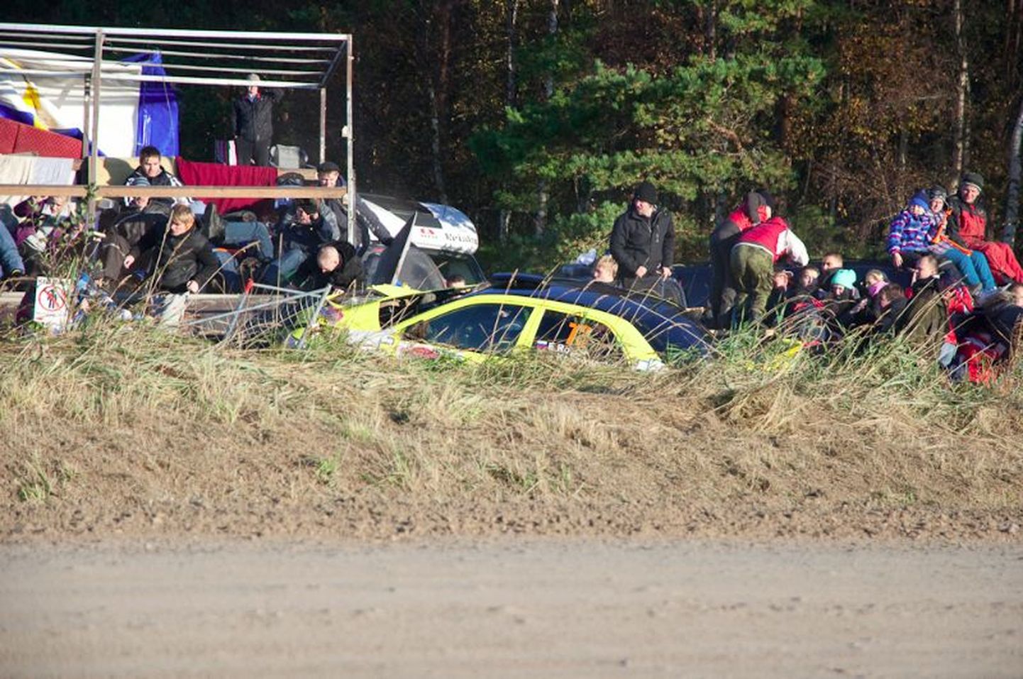 Saaremaa ralli laupäevasel esimesel kiiruskatsel juhtus õnnetus, kui Venemaa rallisõitja Jevgeni Rogov ei suutnud autot valitseda ja kihutas publiku sekka.