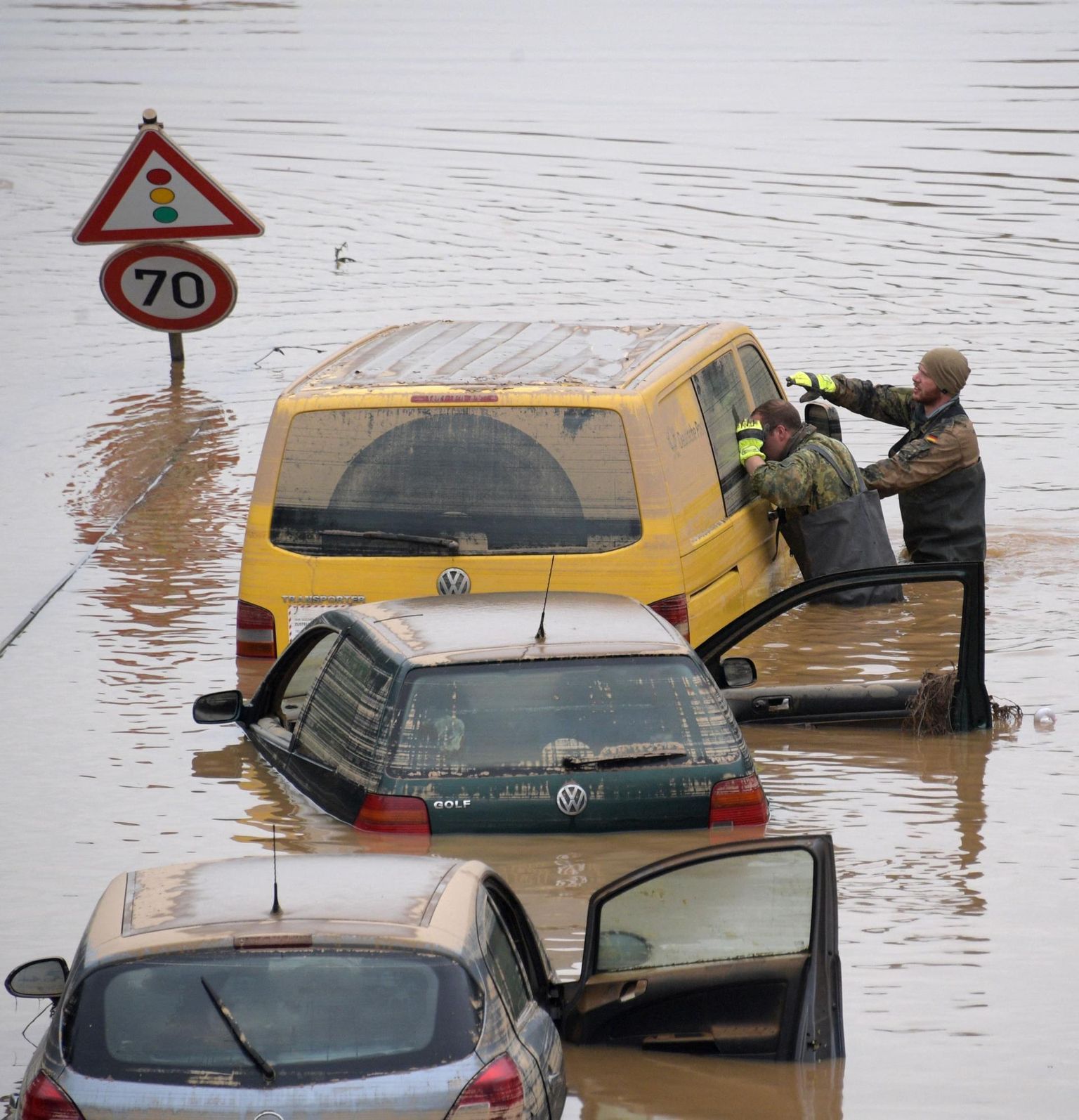 Saksamaa sõjaväelased otsimas inimesi Erfstadti lähistel kiirteel vee alla jäänud autodest.   foto: Sebastien Bozon / AFP / Scanpix