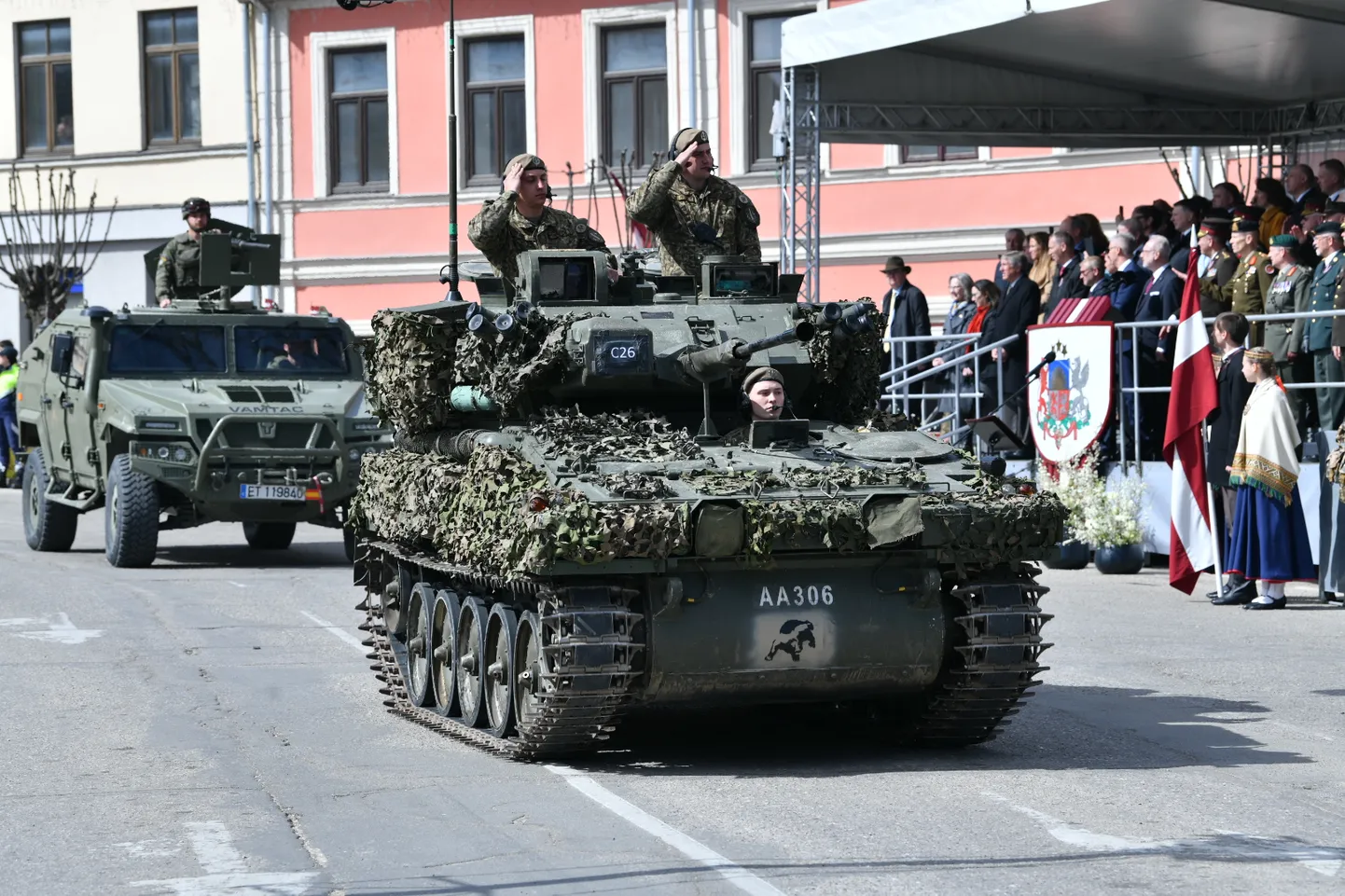 В Салдусе состоялся военный парад, который смотрели более 1000 человек