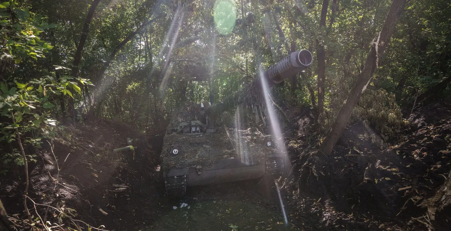47. brigaadi Panzerhaubitze põmmutab Harkivi oblastis.