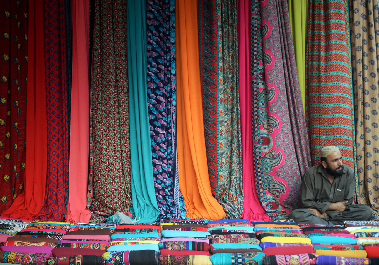 Riidemüüja Karachis Pakistanis