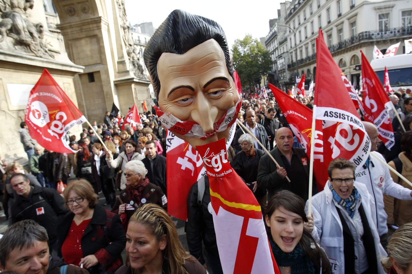 Demonstrandid 28.oktoobril Pariisis pensioniea tõstmise vastasel protestimarsil Prantsusmaa presidendi Nicolas Sarkozy maski kandmas.