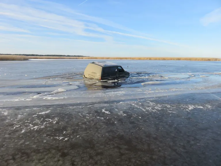 Läbi merejää vajunud auto.