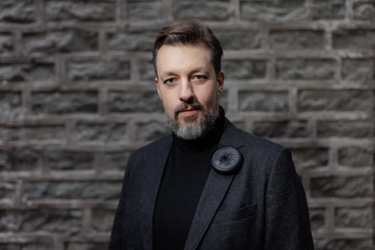 Hot Blade on mehe artistinimi, lavaelu kõrval on ka tavaline tööelu, aga lavalt saadud julgust, selget silmavaadet ja enesekindlust kasutab mees igal pool.