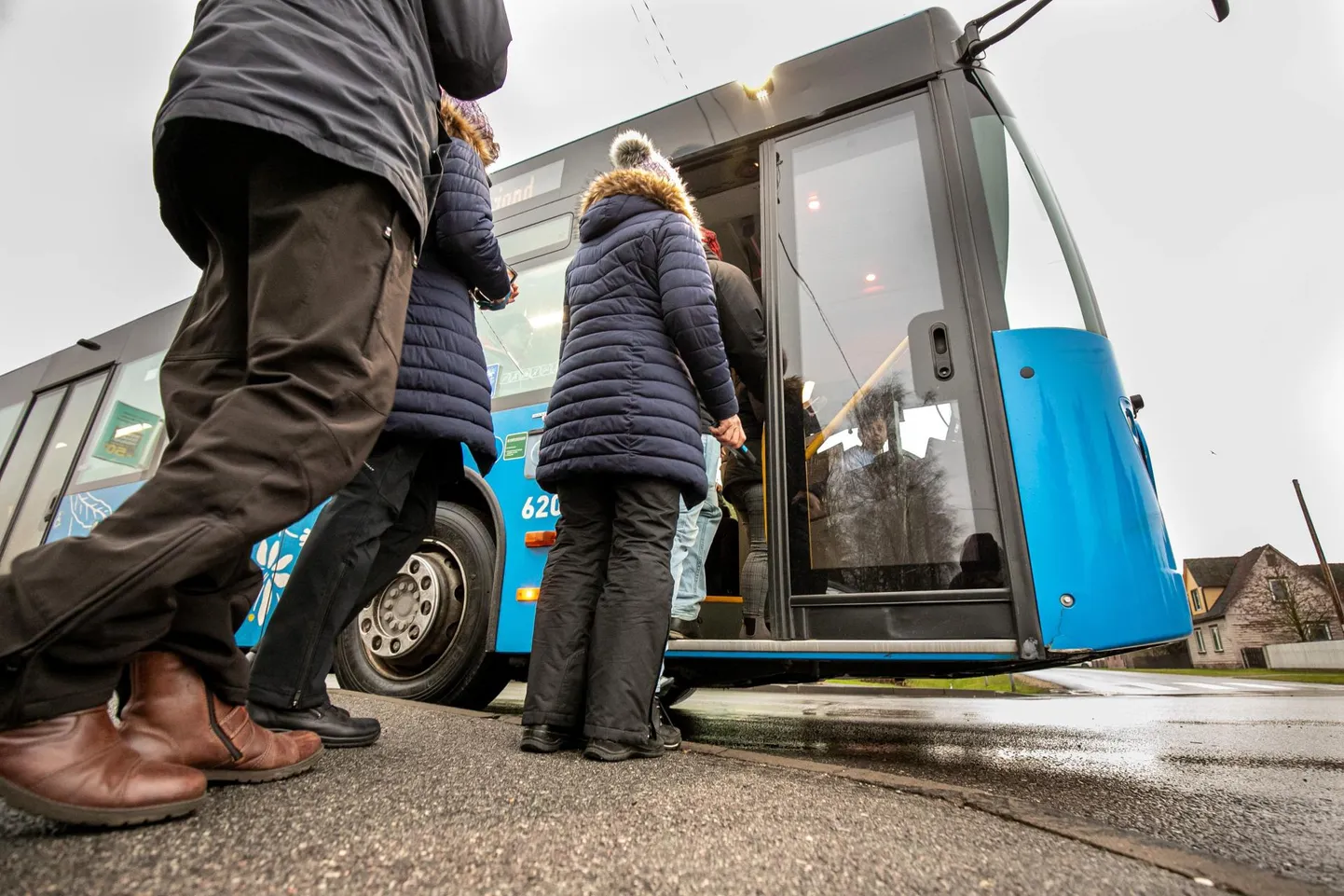 Bussijuhid ei tohiks lasta sõidu ajal end reisijatel segada.