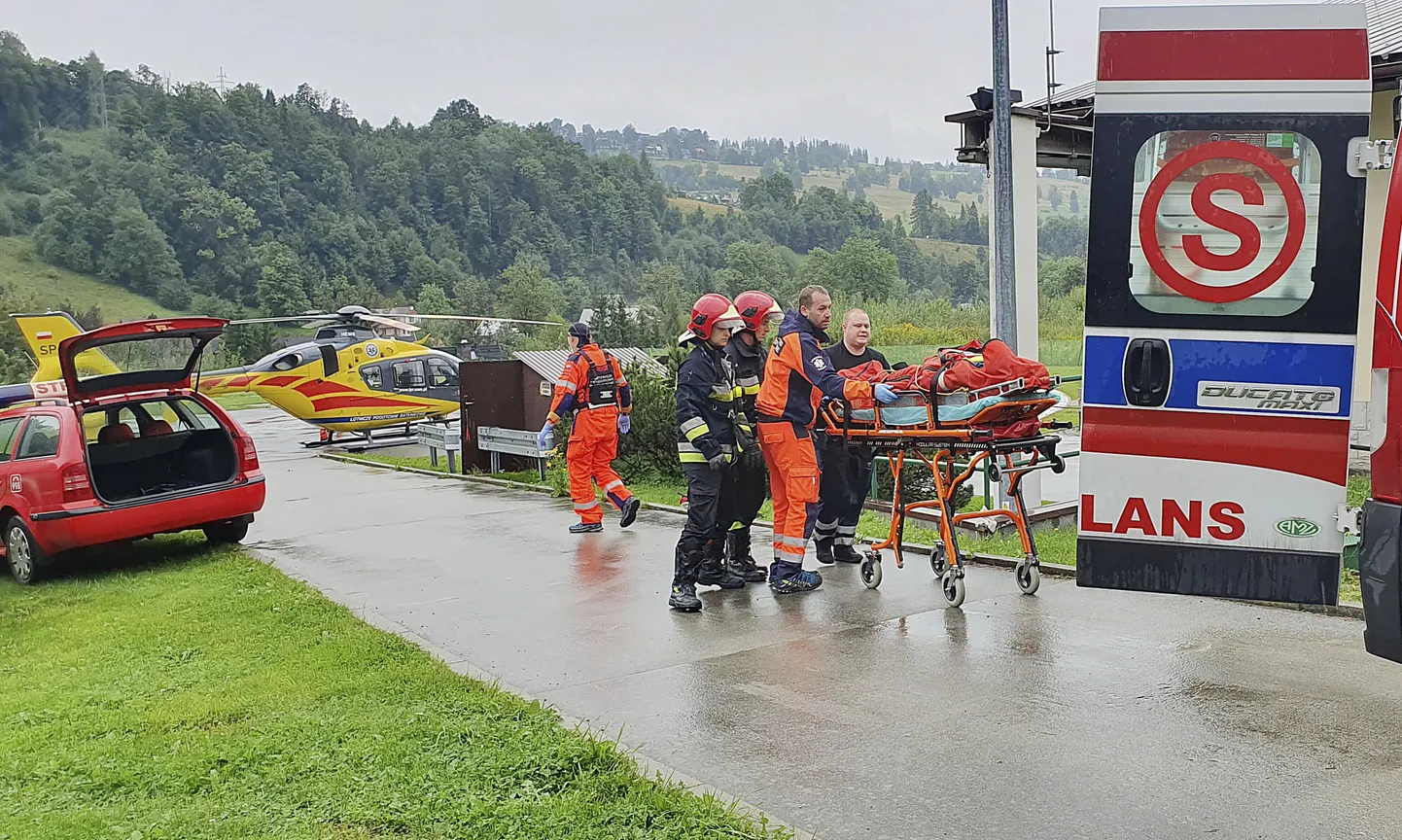 Päästekopter ja kiirabi viimas haiglasse esimesed inimesed, kes Tatra mägedes välgutabamuse tõttu viga said.