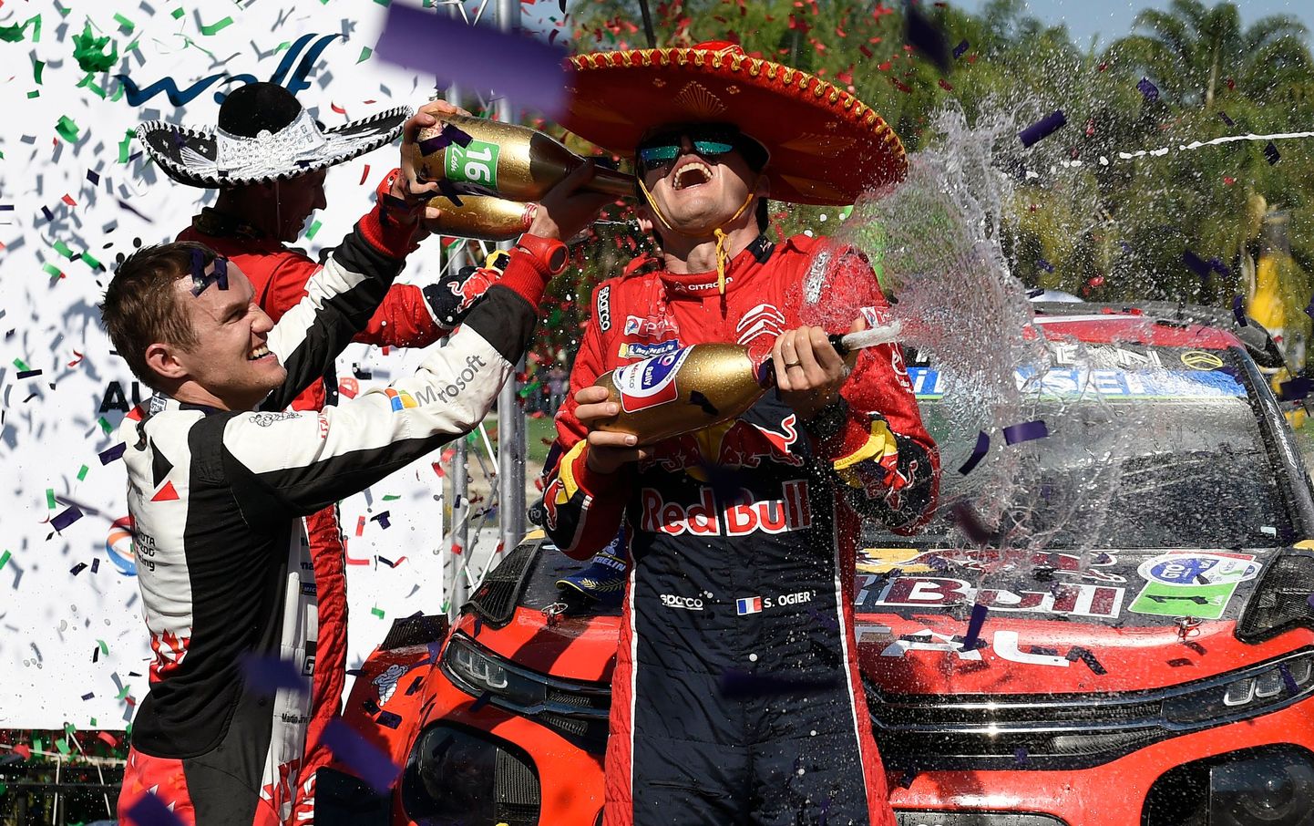 Mullu võitis Mehhiko ralli Sebastien Ogier (paremal), fotol tähistab ta võitu Martin Järveojaga, kes jäi teiseks.