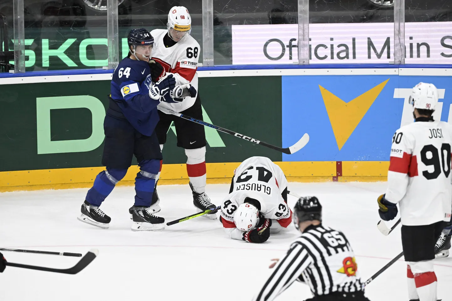 Mikael Granlund (vasakul) tegi Šveitsi mängija vastu jõhkra vea ja Soome kaptenit võib oodata mängukeeld.