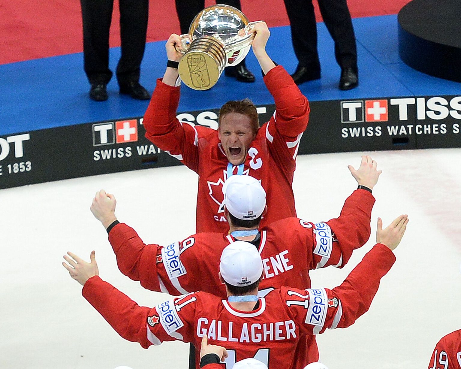 Kanada koondise kapten Corey Perry triumfeerimas MMi võitjakarikaga.