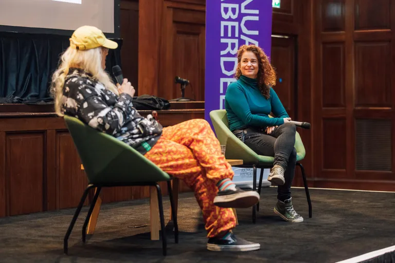 Festivali Nuart avamisel vestlesid meeleolukalt New Yorgi tänavakunstnik Caledonia Curry ehk Swooni (paremal) ning kuraator ja kultuurikriitik Carlo McCormick.