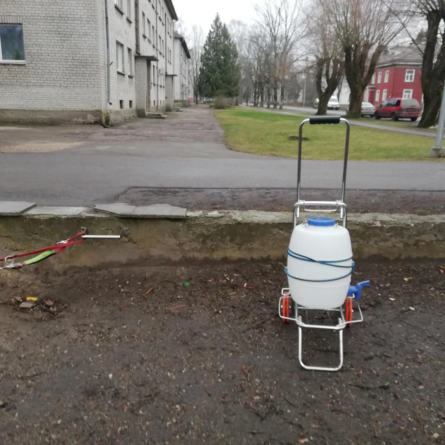 Vanaema jaoks vett varuma tulnud sintlane jäi pika ninaga nii veejaotuspunktis kui kaupluses, joogivesi oli otsas mõlemas kohas.
