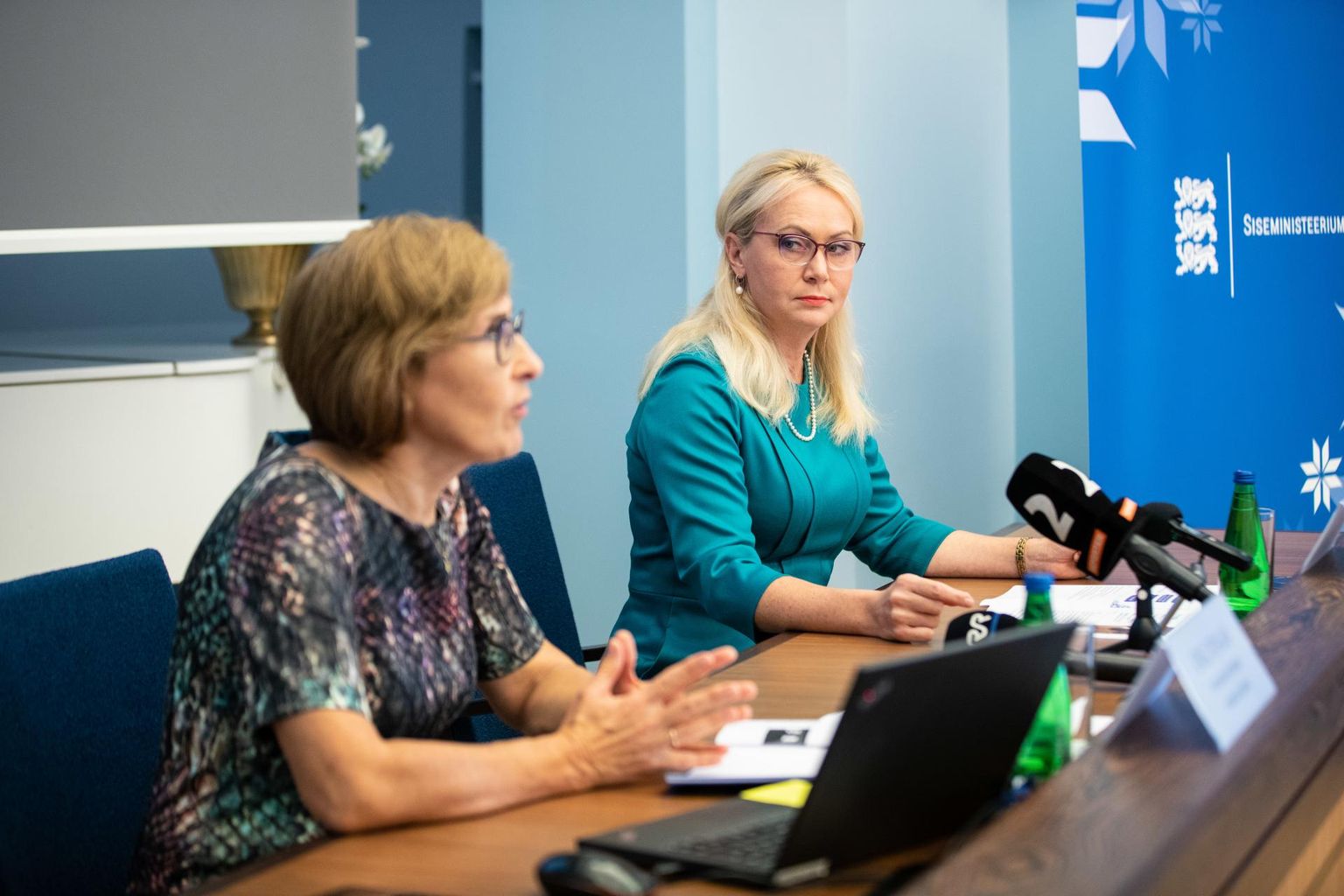 Rahvastikuminister Riina Solman ja siseministeeriumi rahvastiku toimingute osakonna juhataja Enel Pungas tutvustamas nimeseaduse eelnõud.