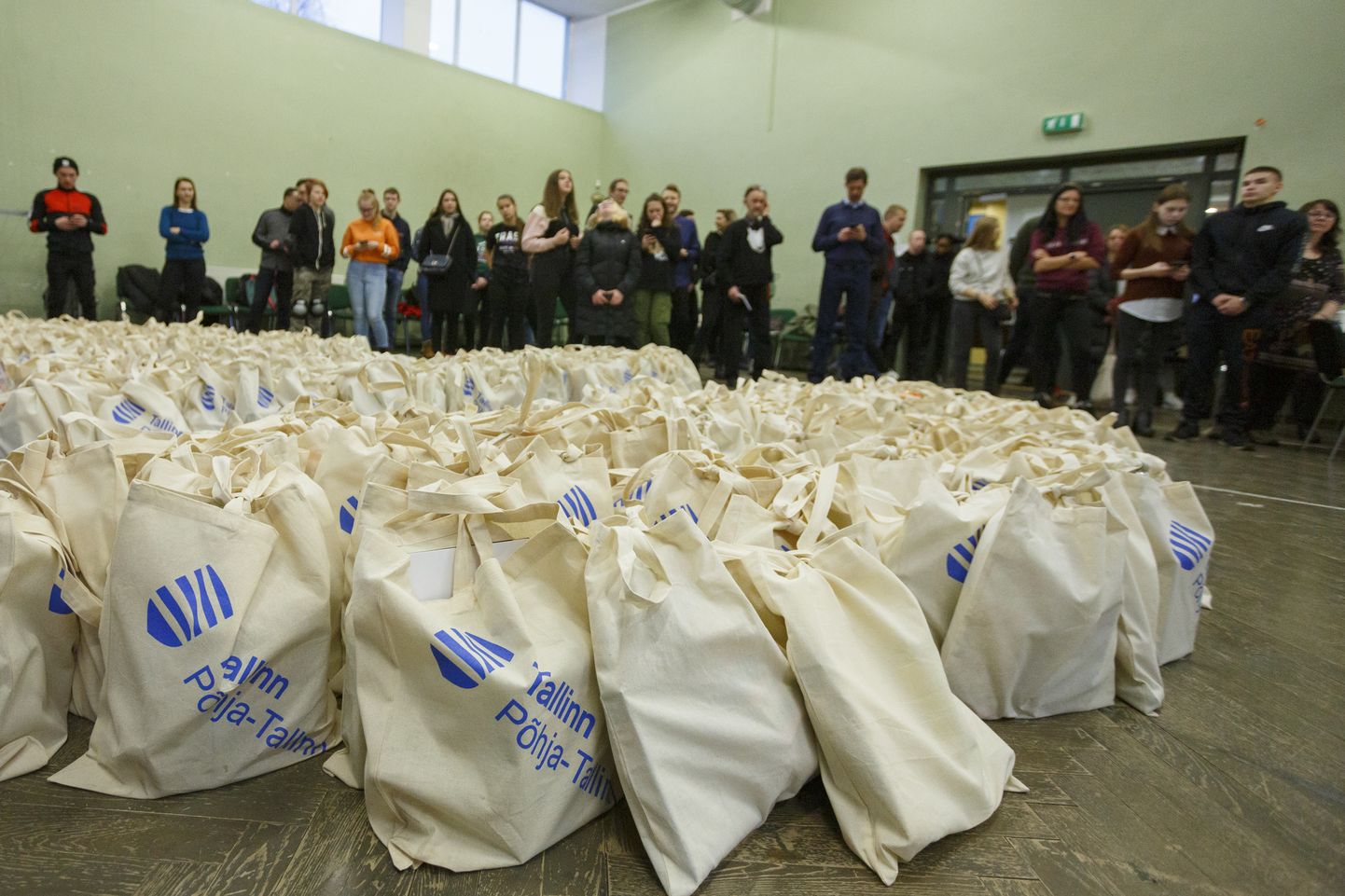 Добровольцы доставили пыхья-таллиннским пенсионерам пакеты помощи.