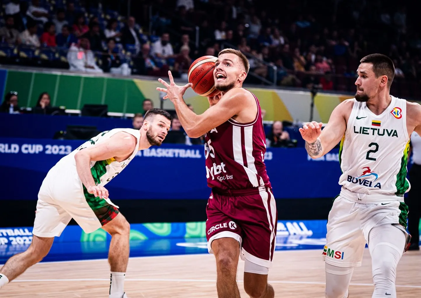 Латвийские баскетболисты разгромили сборную Литвы и заняли 5-е место