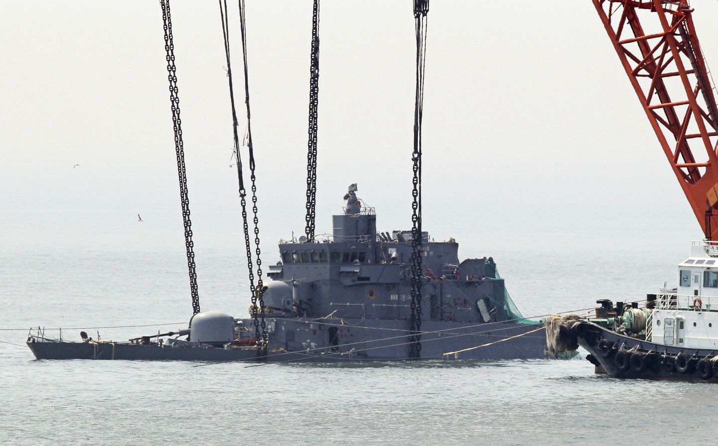Sõjalaeva Cheonan vöör tõsteti täna Baengnyeongi saare lähistel merepõhjast üles.