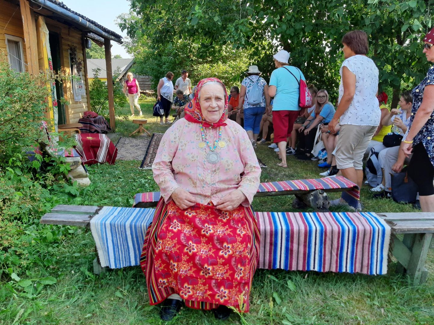 Ärma Roosi istub enne publiku ette astumist oma sünnikodu Mõnu talu õues.