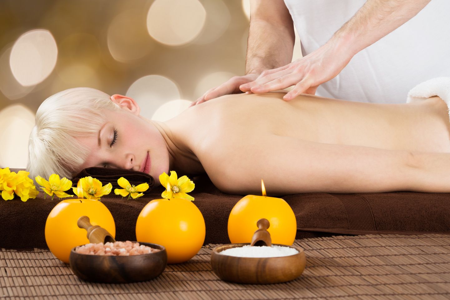 Massaaž leevendab lihaspingeid kaelas ja õlavöötmes ning on migreenide vastu abiks.