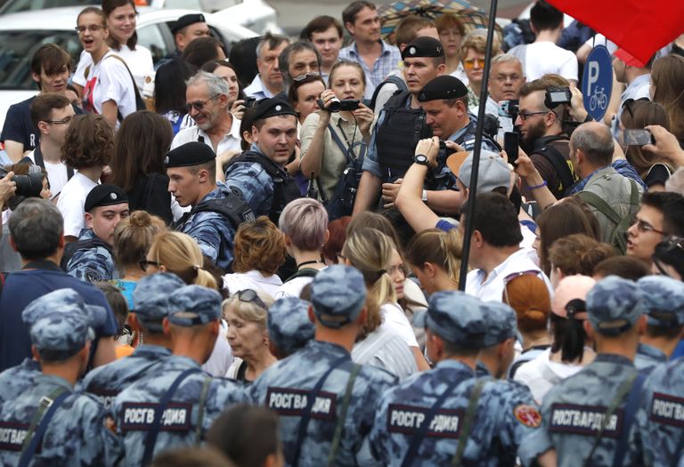 В Москве проходит марш в поддержку Ивана Голунова. Количество задержанных исчисляется десятками.