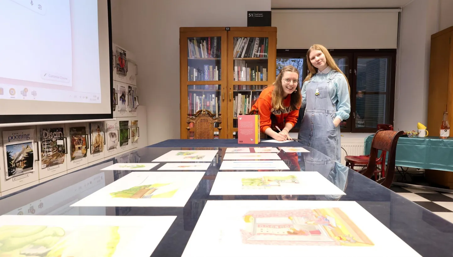 Liisa Nurme (vasakul) ja Kätriin Säde esitlesid «Annelinna lugusid» Pallase raamatukogus, mille suurel laual saab vaadata teose suurte ja väikeste illustratsioonide näitust.