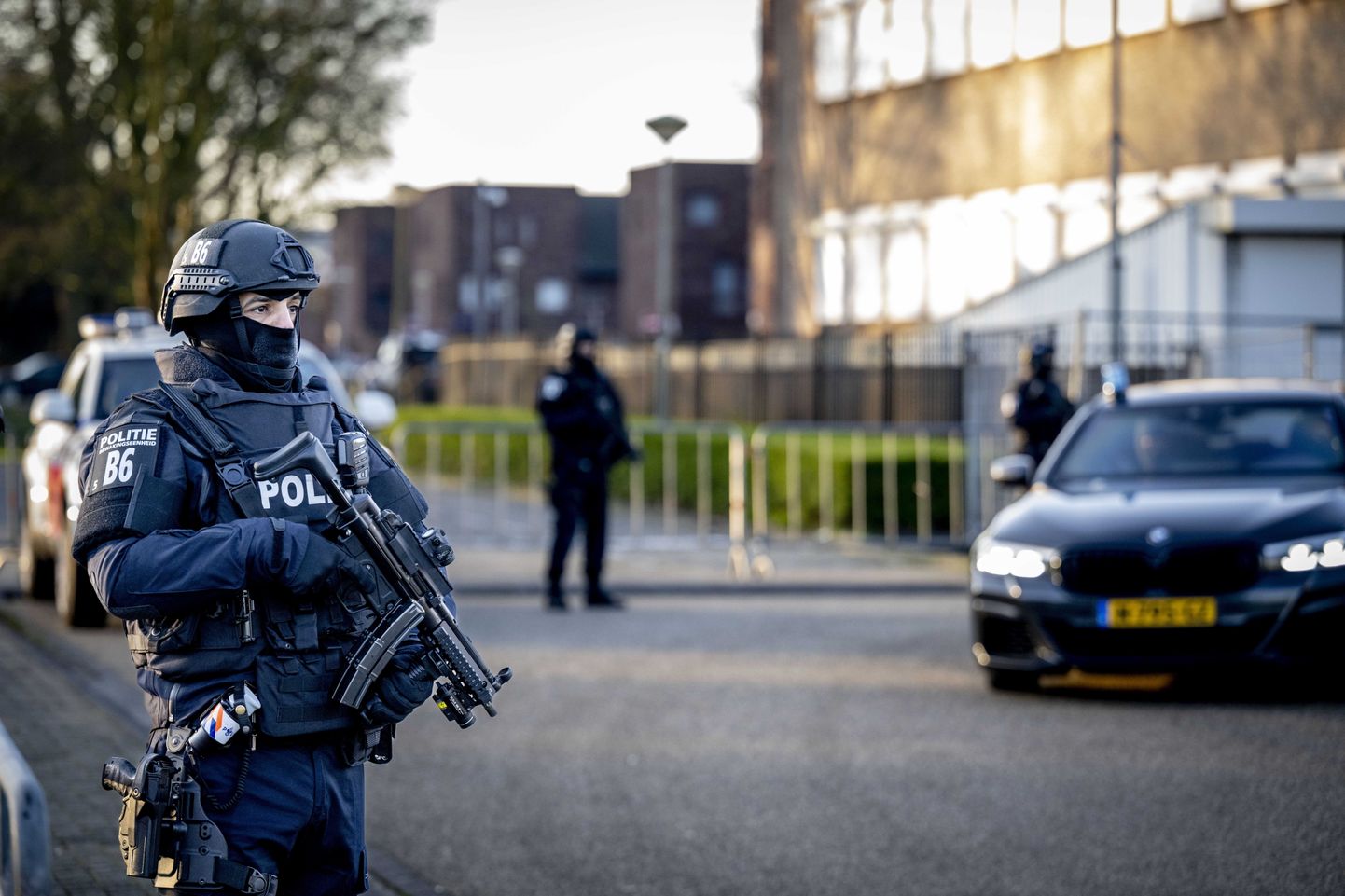 Amsterdami äärelinnas asuva kohtuhoone ümbruses valvasid ka politsei eriüksuse liikmed.