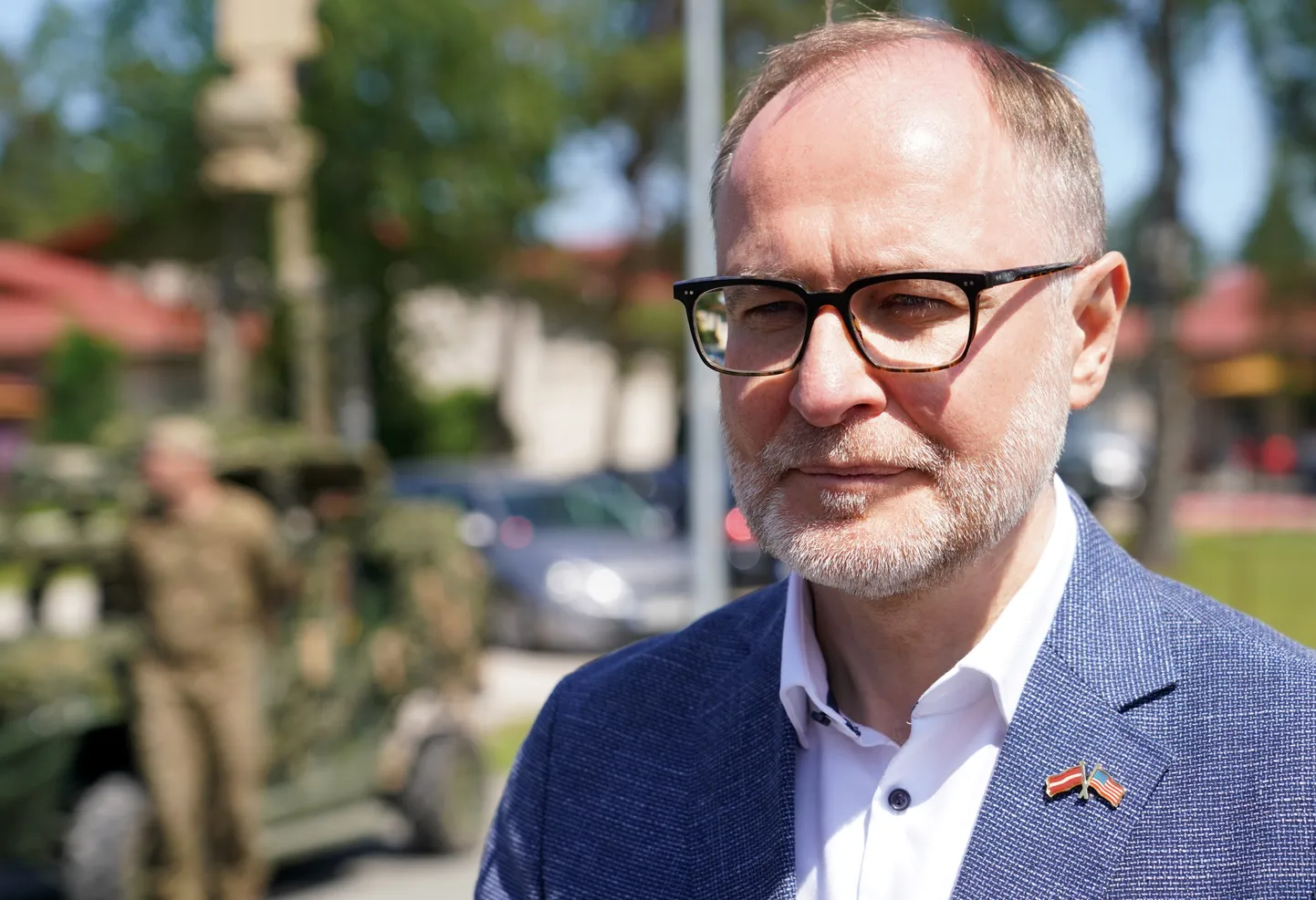 Aizsardzības ministrs Andris Sprūds atbild uz žurnālistu jautājumiem vizītes laikā Ādažu militārajā bāzē.