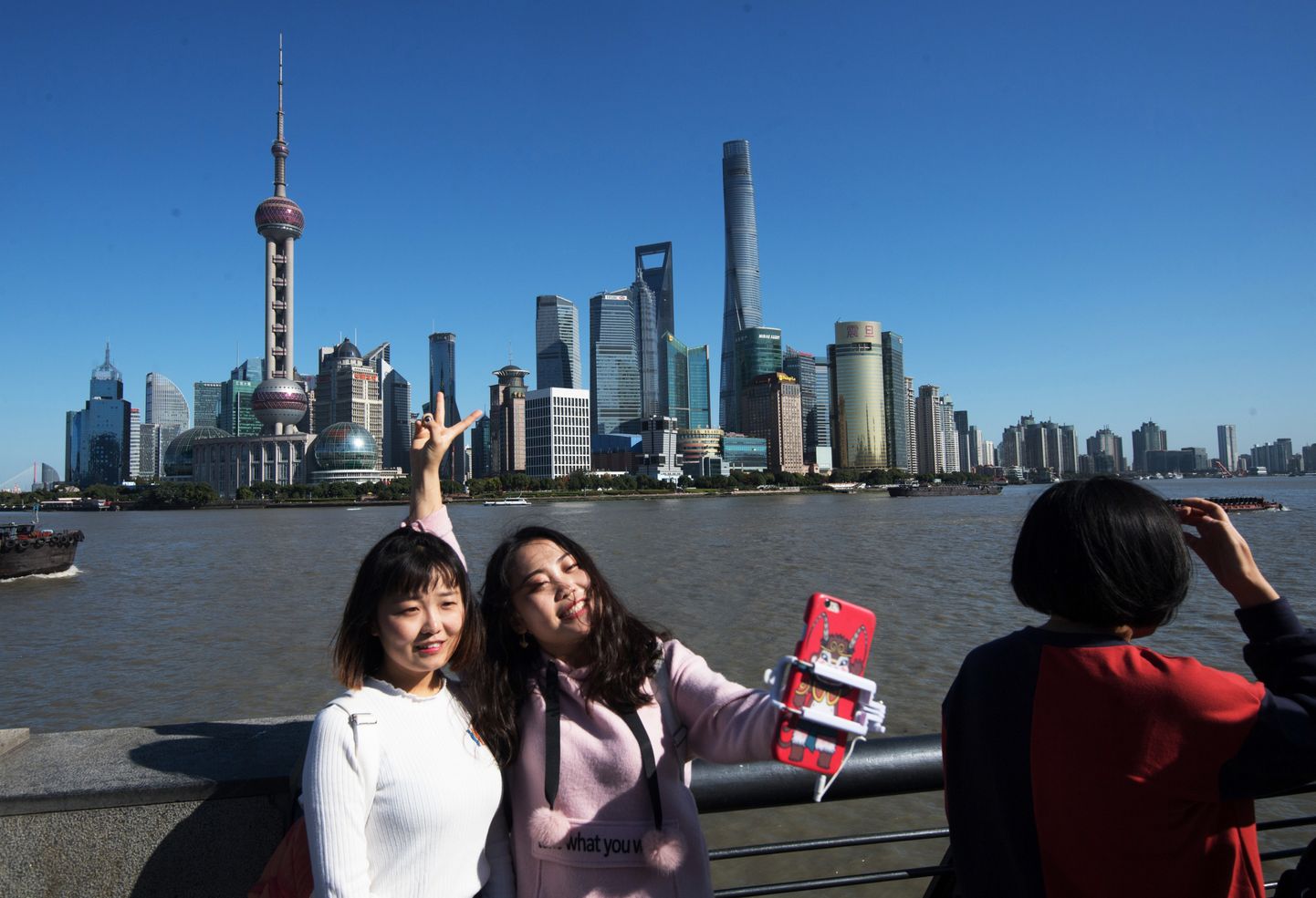 Pilt Shanghai pilvelõhkujate taustal. Kõrgeim parempoolne hoone on Shanghai tower.