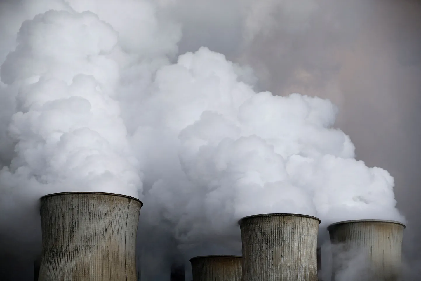 FILE PHOTO: Steam rises from the cooling towers of the coal power plant of RWE, one of Europe's biggest electricity and gas companies in Niederaussem, Germany, March 3, 2016.    REUTERS/Wolfgang Rattay/File Photo