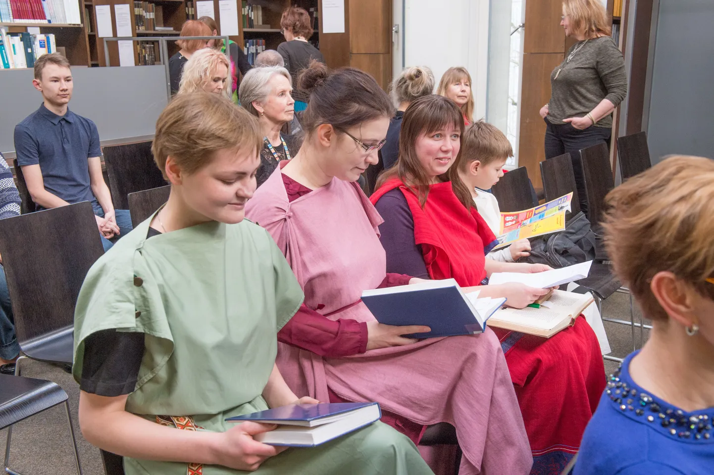 Ajalootudeng Elsbeth-Hanna Aarsalu (vasakult), klassikalise filoloogia üliõpilane Elo-Mall Toomet ja klassikalise filoloogia lektor Kadri Novikov kandsid peplost ning Uku Novikov kitooni.