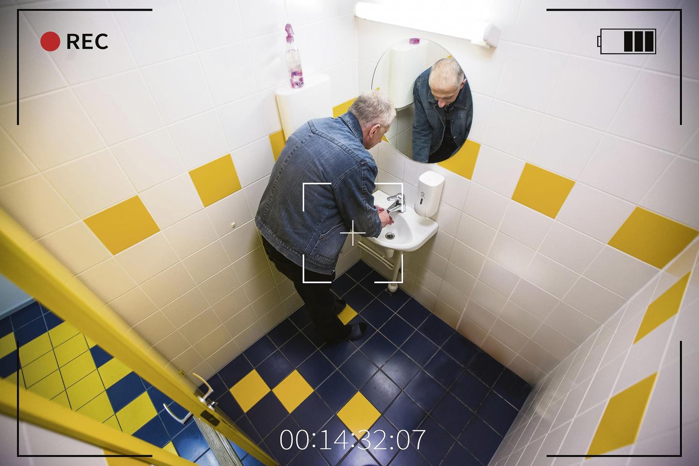 Камера видеонаблюдения в общественном туалете.