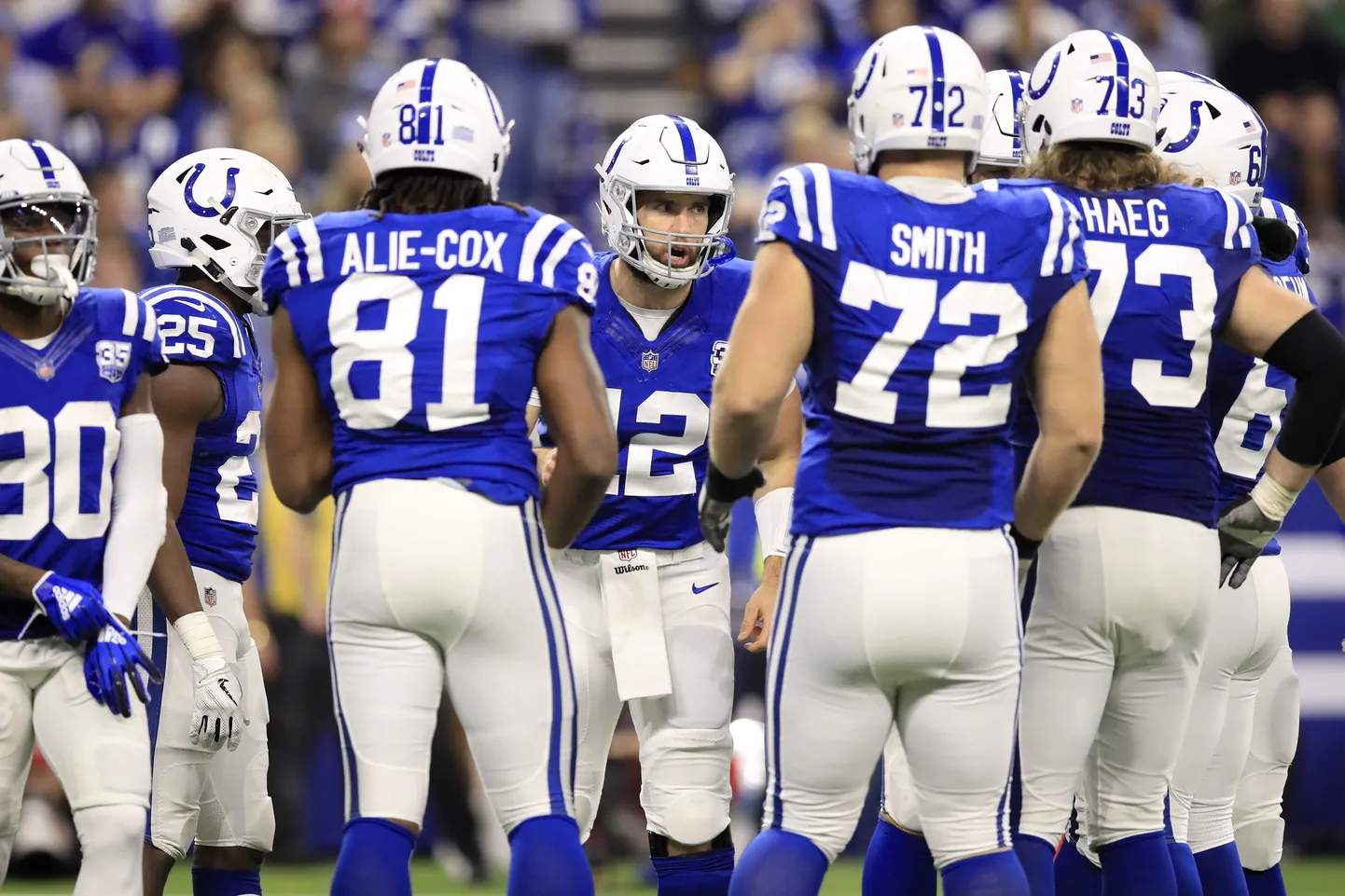 Indianapolis Coltsi ründemängijad. Keskel mängujuht Andrew Luck.