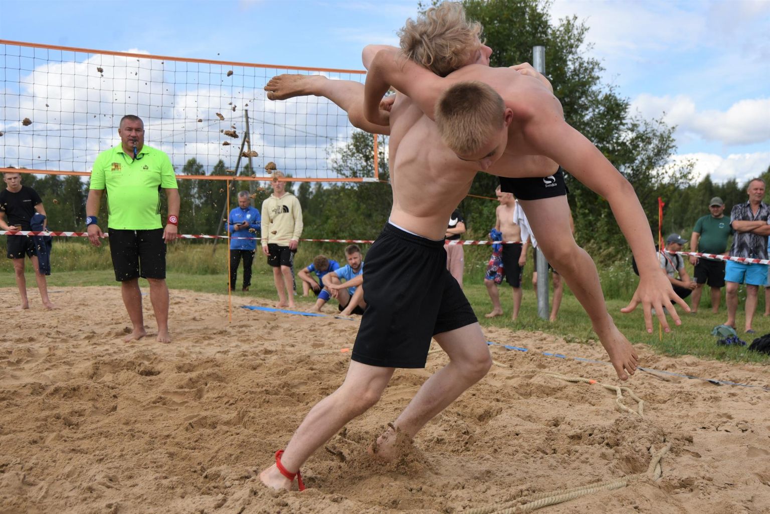 Viljandi maadleja Janar Lips (heitel) kaitses Tapal peetud Eesti rannamaadluse meistrivõistlustel kaalus kuni 60 kg mullust meistritiitlit.