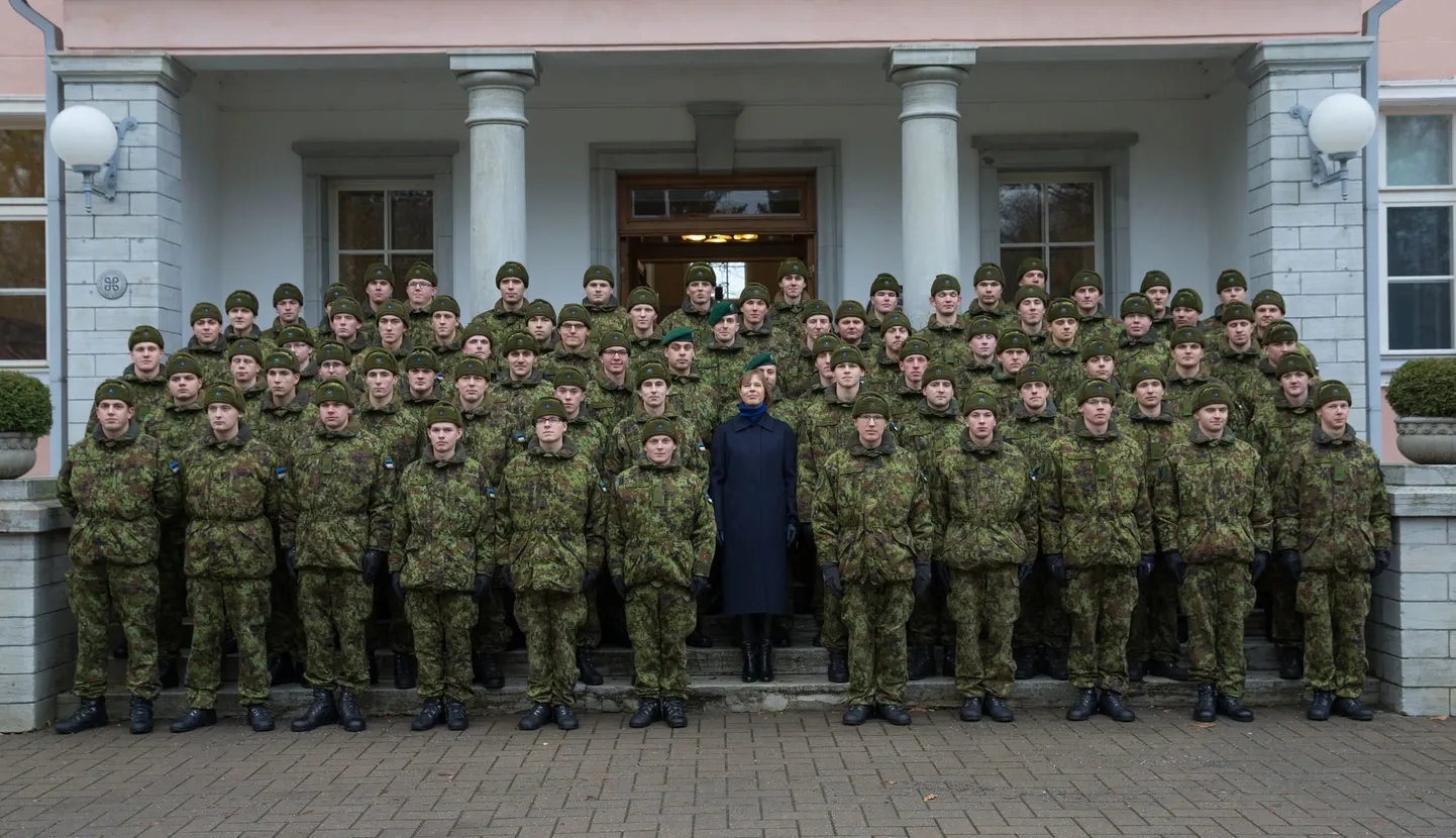 President Kersti Kaljulaid ja Vahipataljoni ajateenijad