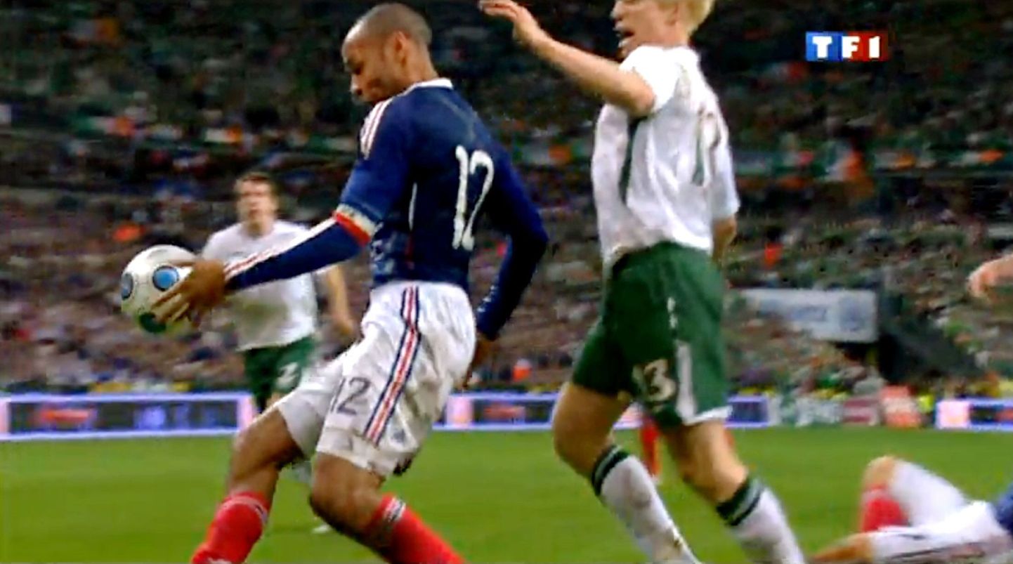 Videokordusest on selgelt näha, et Thierry Henry mängis selles olukorras palli käega, kuid kohtunik olukorda ei näinud ning seega mäng jätkus.