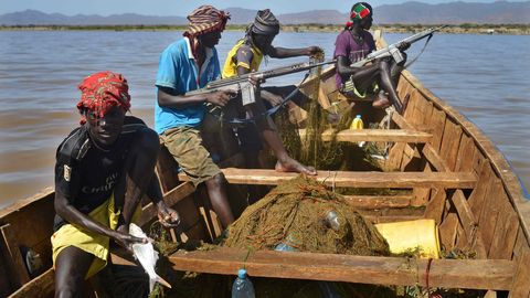 Keenia kalurid käivad järvel relvadega